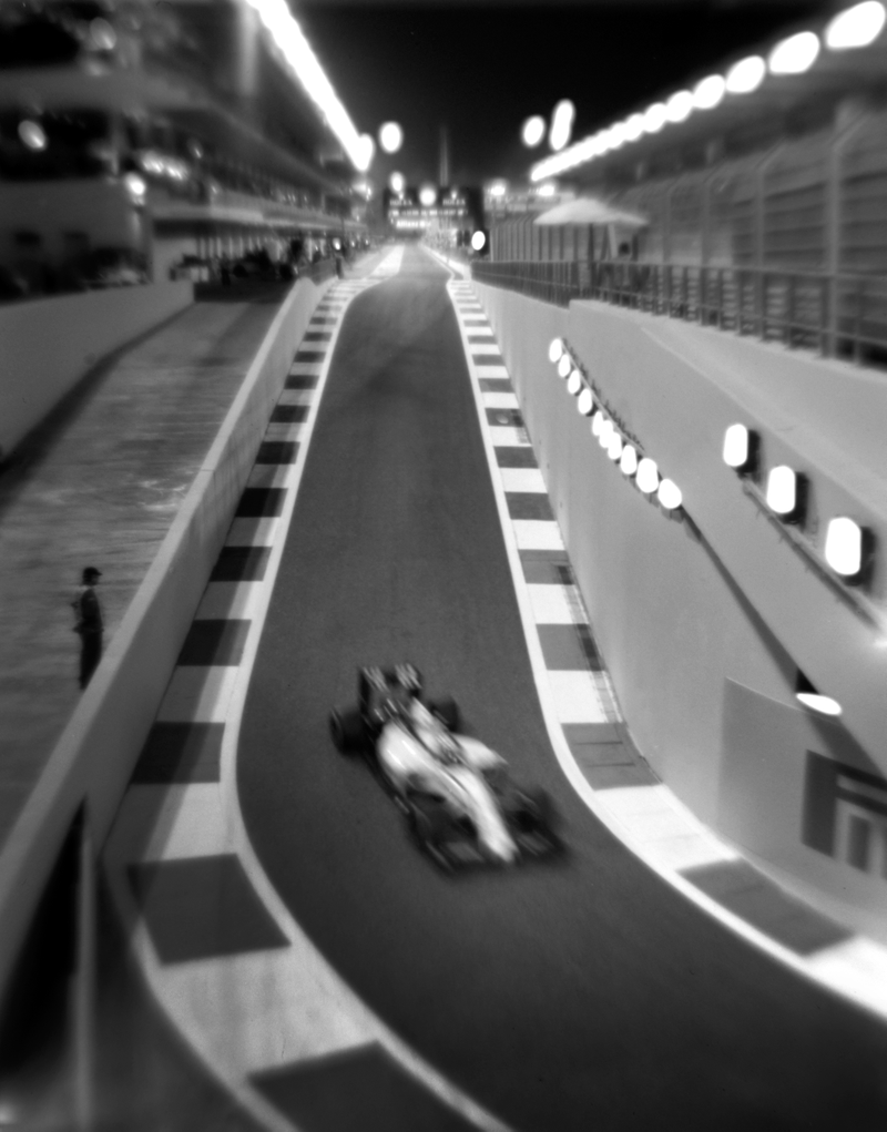 Illustration for article titled This Photographer Shoots 230 MPH Formula One Cars On A Camera From 1913